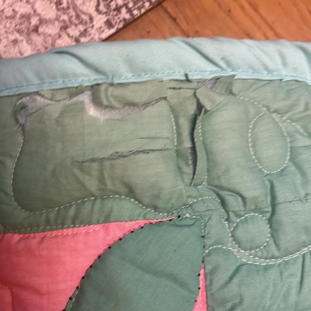 Vintage quilt. - Picture 9 of 9